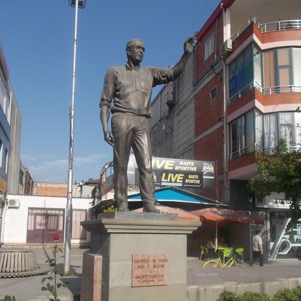 Fushë-Krujë-ban szobrot is állítottak Bush elnöknek